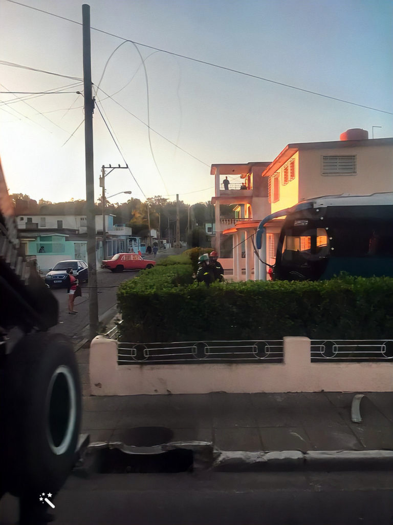 Guagua se impacta contra una casa en Matanzas que seria de Esteban Lazo (4)