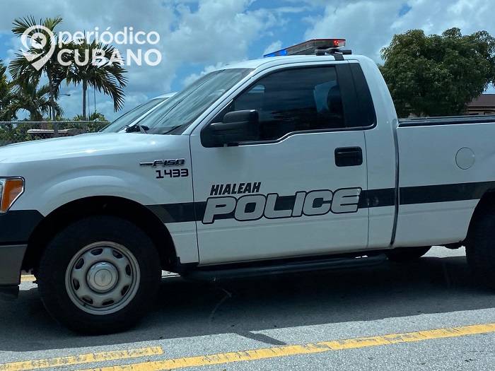 Venta de arma de fuego en Hialeah termina en tiroteo y un joven muerto La transacción iba normal hasta que los vendedores descubrieron que les pagaban con dinero falso Dinero faso y la venta de armas de fuego desencadenaron un de los tres tiroteos ocurridos en Miami-Dade en los últimos días La venta de un arma de fuego en el estacionamiento de un centro comercial Target, ubicado en Hialeah, terminó en un tiroteo con un muerto porque los presuntos compradores intentaron adquirirla a través de dinero falso, informó América Tevé. El hecho ocurrió en la sucursal situada en la avenida 18 y la calle 37 hasta donde llegaron policías locales para dar respuesta a una llamada de emergencia. Los agentes encontraron a un hombre y una mujer, ambos de edad joven, que estaban dentro de un vehículo con heridas de bala. Las primeras investigaciones señalan que la pareja puso a la venta armas de fuego en el portal armslist.com y fue contactada por dos sujetos identificados como Raúl Araujo, de 15 años, y Steve Arnoux, de 17. Estos dos jóvenes entregaron a la pareja dinero falso a cambio de las armas, pero como las víctimas se dieron cuenta de inmediato empezaron a reclamar a los compradores, quienes sacaron una pistola y robaron un arma que estaba a la venta. Esta situación desencadenó el tiroteo donde todos resultados heridos y llevados al Hospital Jackson Memorial, donde Arnoux perdió la vida momentos después de haber llegado a este centro de salud. Las autoridades de Hialeah indicaron que Araujo, hasta el momento, es el único que será acusado por homicidio grave y robo a mano armada con un arma de fuego. Este evento fue uno de los tres tiroteos registrado en el condado de Miami-Dade el transcurso del fin de semana y ayer lunes. El segundo se vivió en un condominio de la avenida Bird, en Coconut Grove, donde un grupo armado disparo en más de 90 ocasiones contras este edificio. La lluvia de balas provocó que dos hombres de 17 y 20 años terminarán heridos. América Tevé también reportó que, durante la madrugada del lunes, al noroeste del condado, un hombre recibió un disparo en el abdomen que por ahora lo mantiene en estado crítico en el Hospital Jackson Memorial.