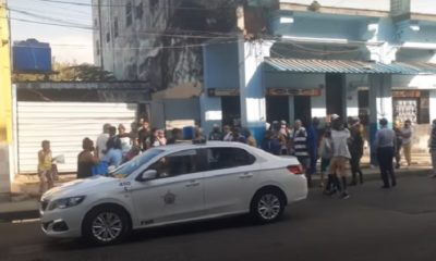 Cubano ataca con un cuchillo en una cola del pan