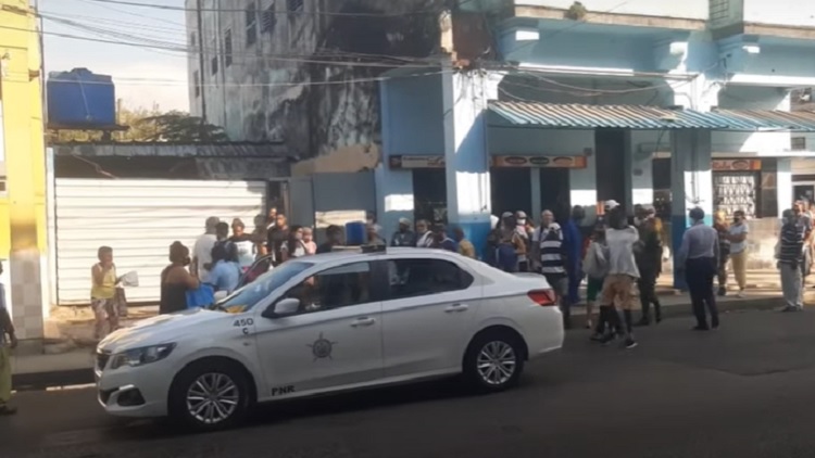 Cubano ataca con un cuchillo en una cola del pan