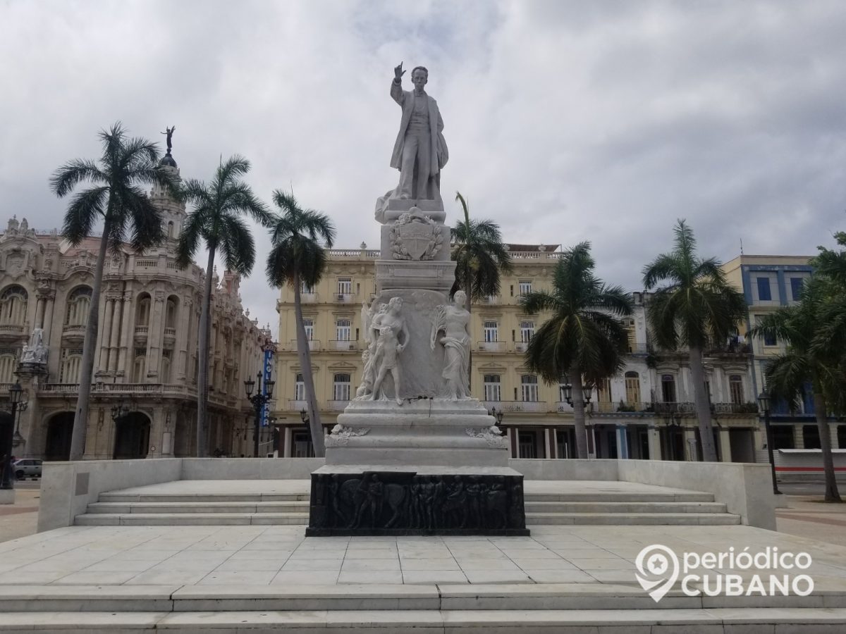 Estatua del Apóstol José Martí en el Parque Central de La Habana Cuba