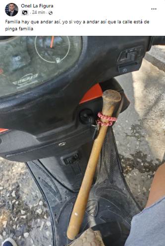 Inseguridad en Cuba motociclista lleva un bate para defenderse en el camino2