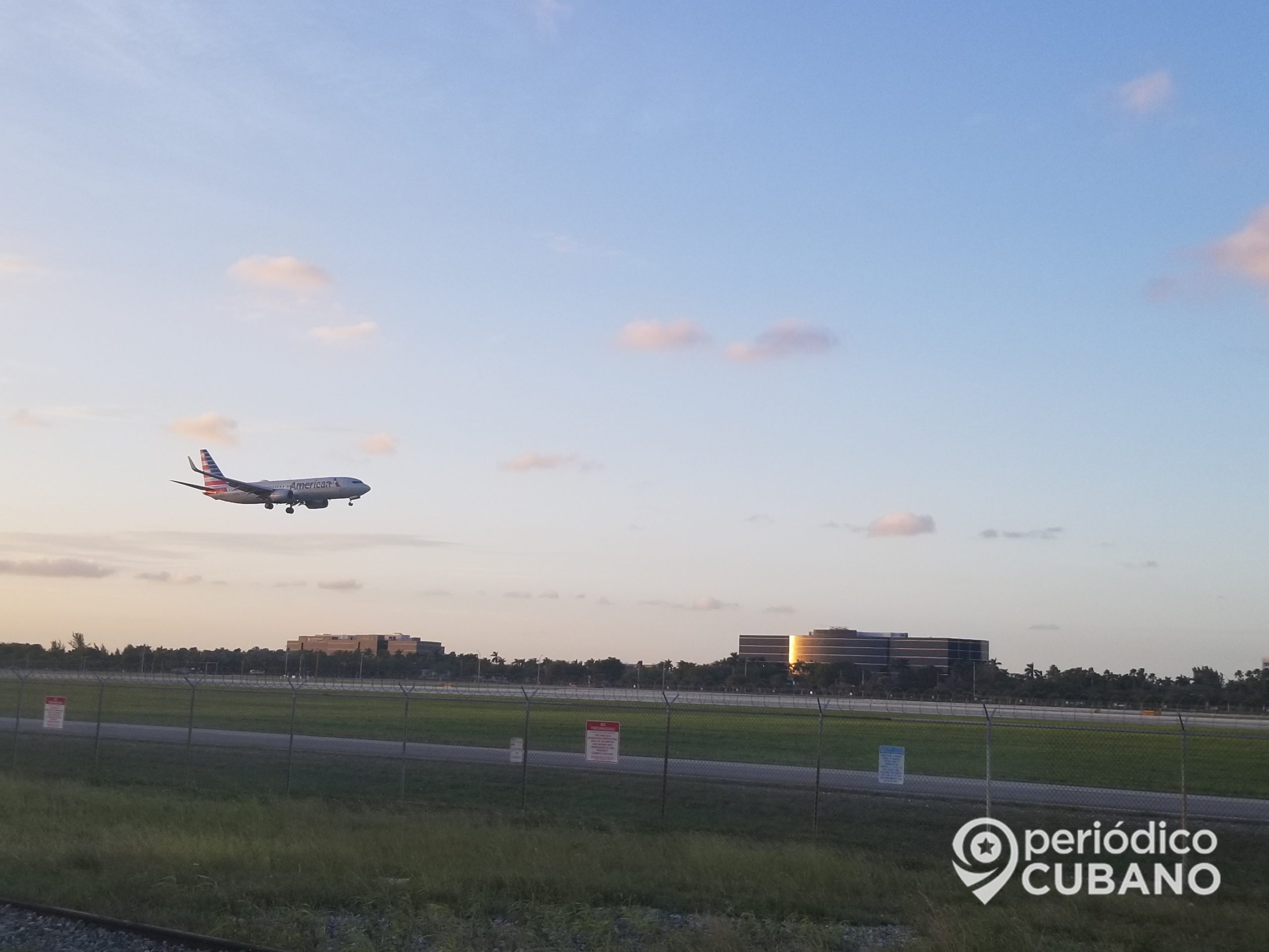 Un agresivo sujeto causó destrozos en la cabina de un avión que iba a volar a Miami