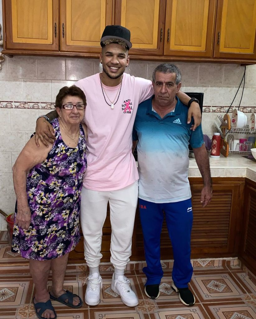 Víctor Mesa Jr. visita a sus familiares en Cuba