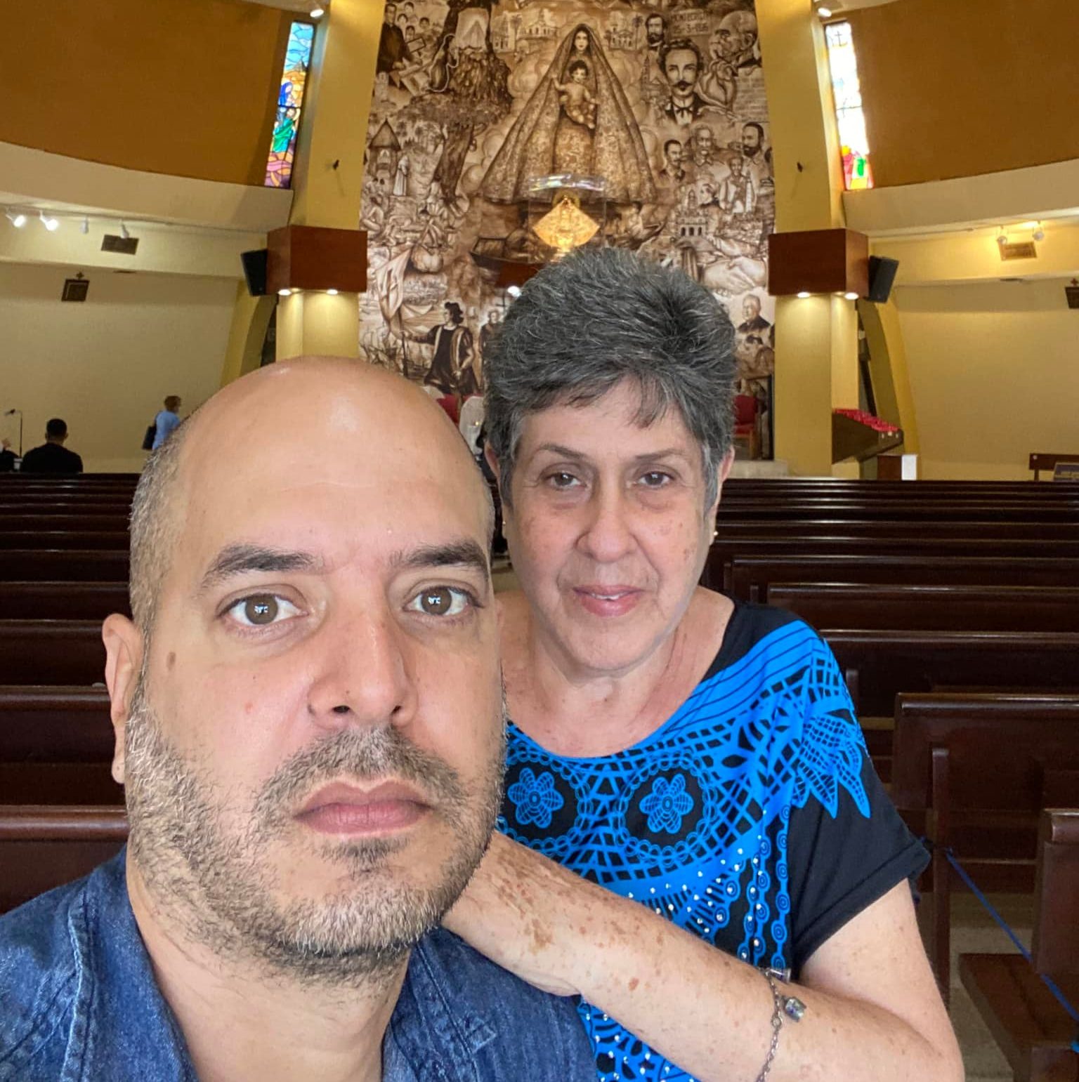 Alejandro Socorro y su madre