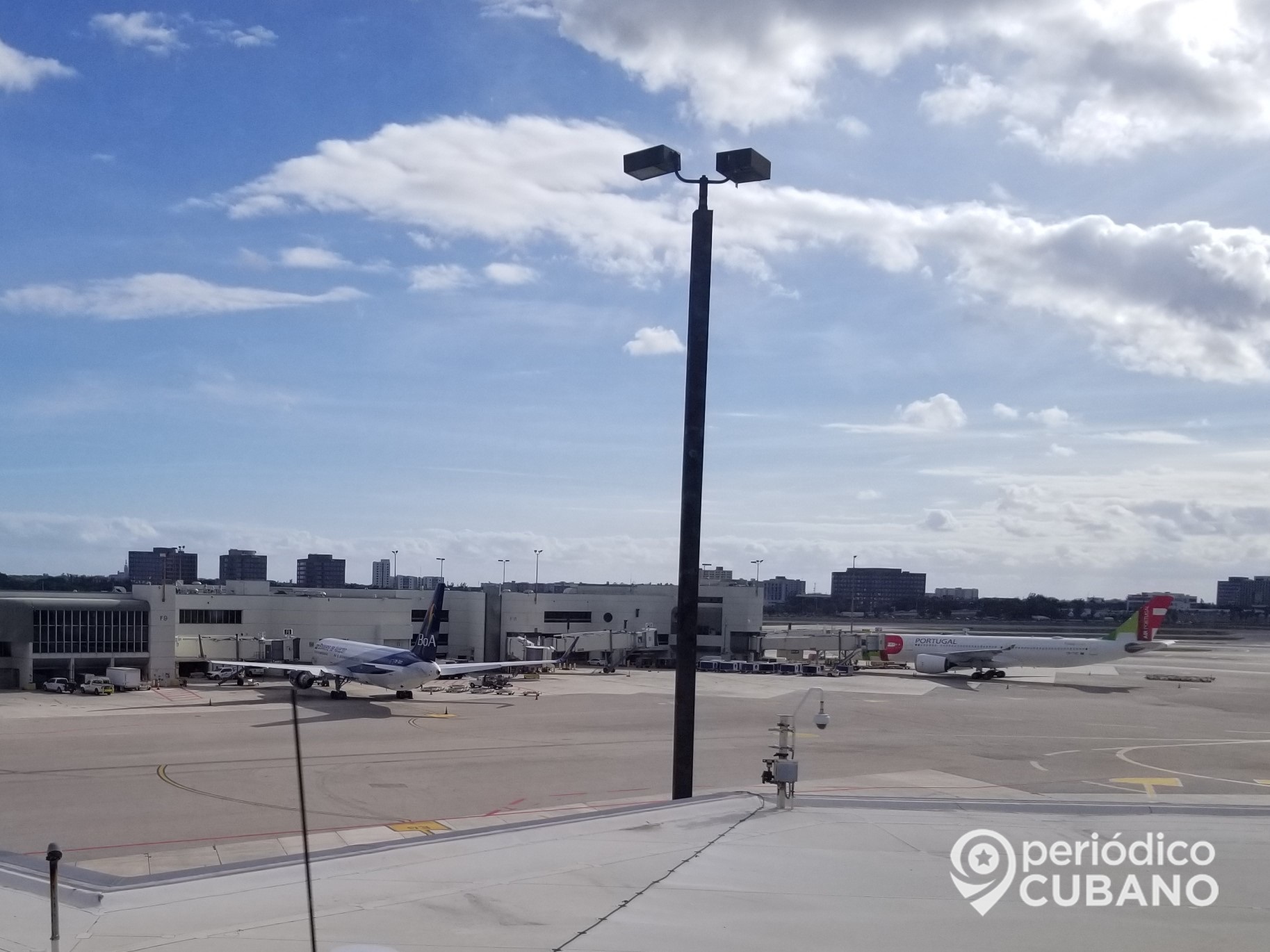 Cancelación de vuelo a La Habana cubanos arman una fuerte discusión en el Aeropuerto de Miami