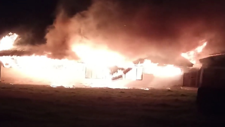 Incendio provoca destrucción de la Casa de la Cultura y tienda de Artex en Sandino Pinar del Rio