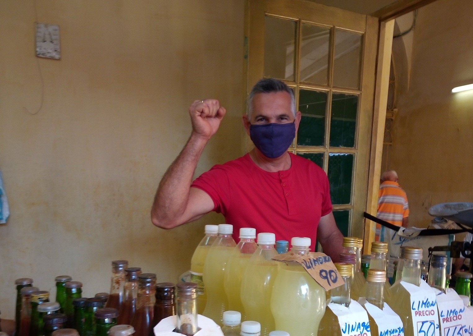 Vendedor honesto devuelve un billete de 500 pesos en el mercado de Sancti Spíritus