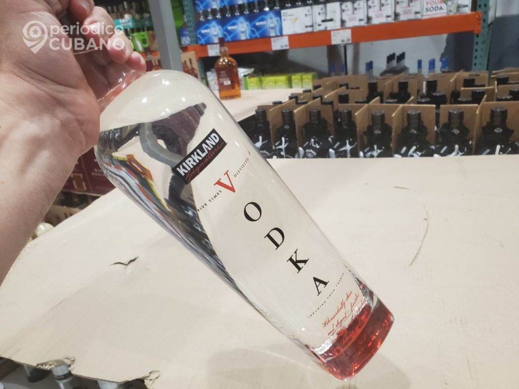 Biden prohíbe la importación de vodka desde Rusia