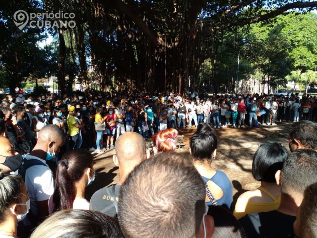 Cubanos protestan frente a la embajada de Panama en Cuba (1)