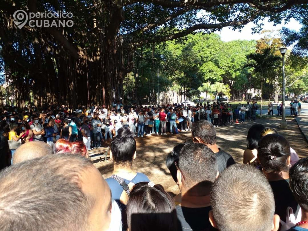 Policía cubana no puede disuadir a los manifestantes frente a la Embajada de Panamá en Cuba