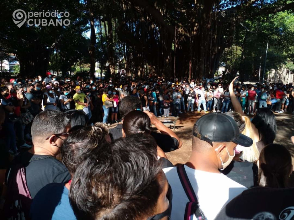 Cubanos protestan frente a la embajada de Panama en Cuba (5)
