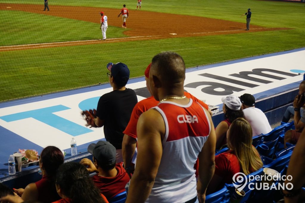 Dos jóvenes peloteros llegan a EEUU tras huir de Cuba