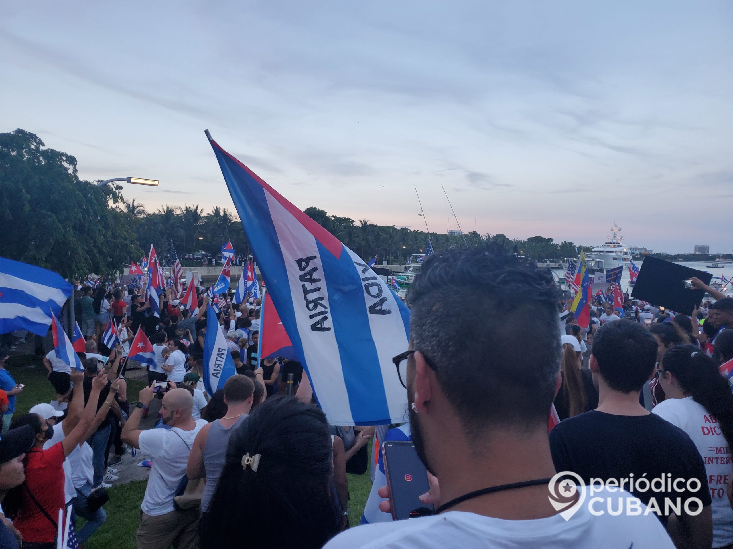 Exilio cubano pide sanciones para el régimen castrista por apoyar la invasión rusa