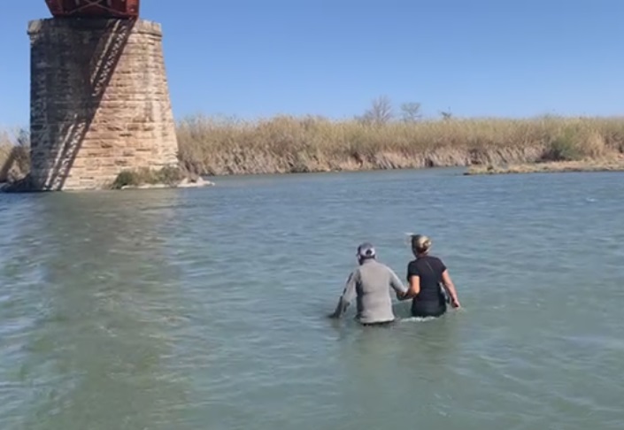 Migrante cubana logró cruzar el Río Bravo con la ayuda de un joven