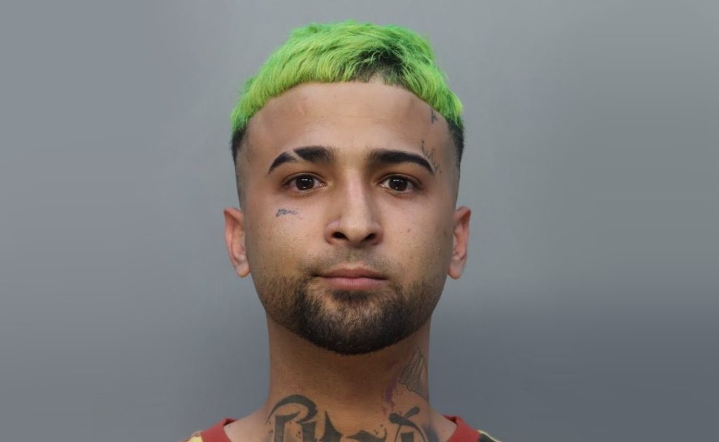 El reguetonero cubano ha sido acusado oficialmente de dos cargos, uno de asalto agravado con un arma letal y otro por sacar en público un arma de fuego, según en los récords públicos de la cárcel del condado Miami-Dade. (Collage: Periódico Cubano)