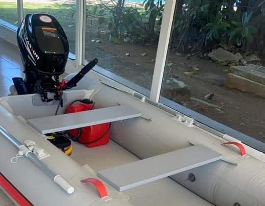 Tiendas en MLC de la Marina Marlins venden lanchas con motor y kit salvavidas