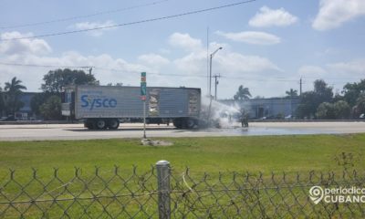 Un camión se incendió cuando circulaba en una calle de la ciudad de Hialeah2