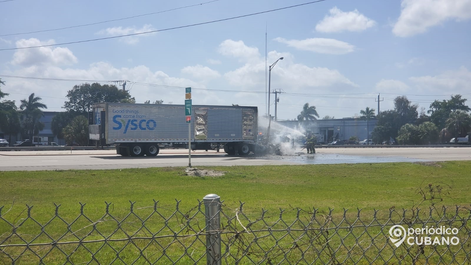 Un camión se incendió cuando circulaba en una calle de la ciudad de Hialeah2