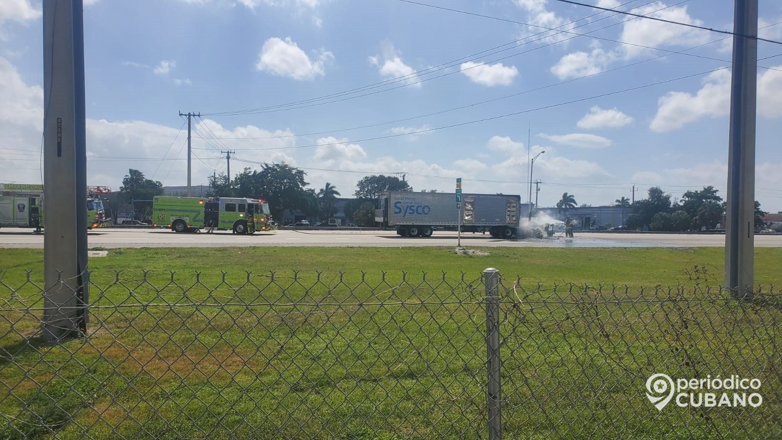 Un camión se incendió cuando circulaba en una calle de la ciudad de Hialeah3 (1)