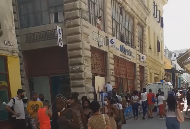 Vandalizan oficina de Etecsa en La Habana