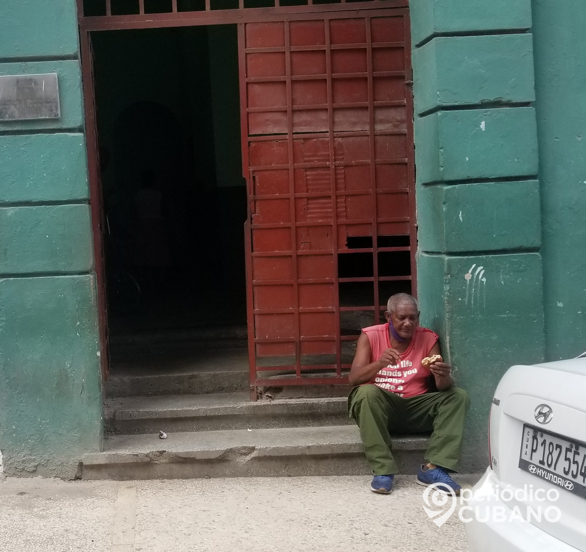 anciano comiendo pan (1)