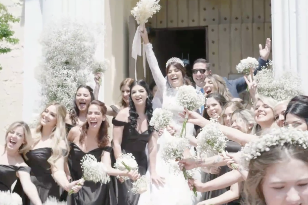 Aly Sánchez y su esposo con las damas de honor en la boda