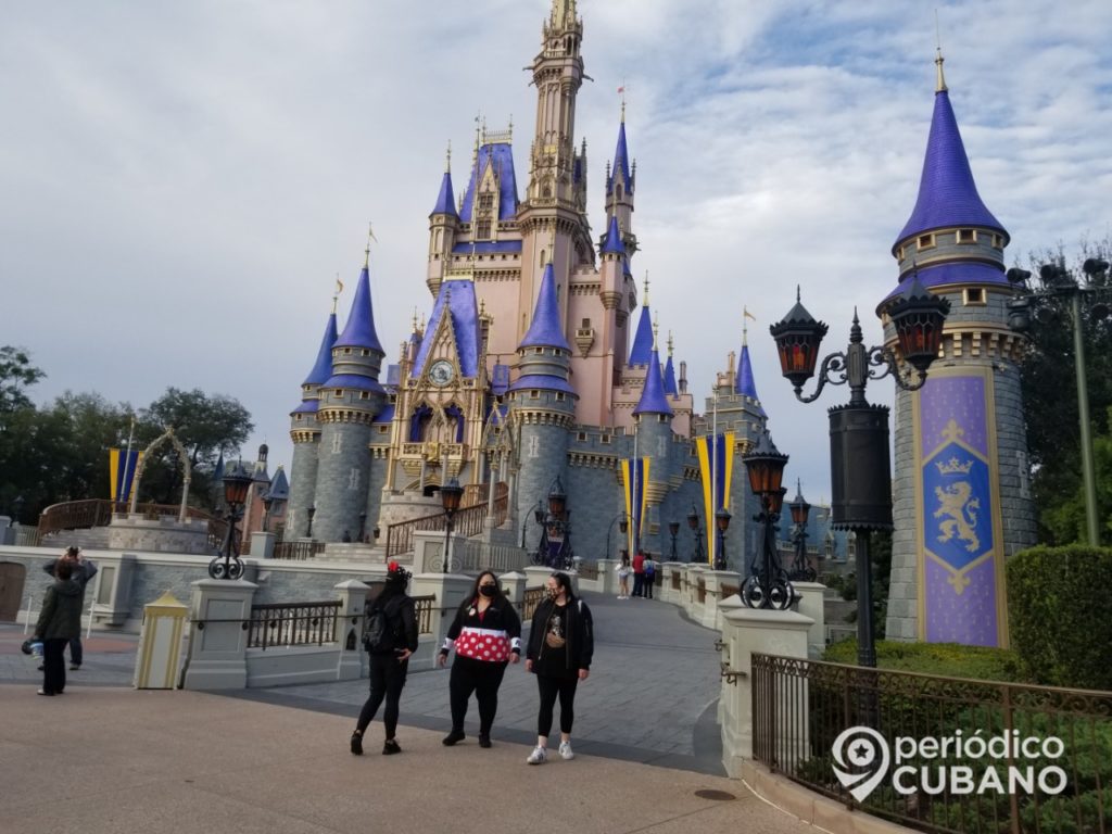 Suscriptores de Disney+ tendrán descuentos en hoteles y parques de atracciones de la compañía