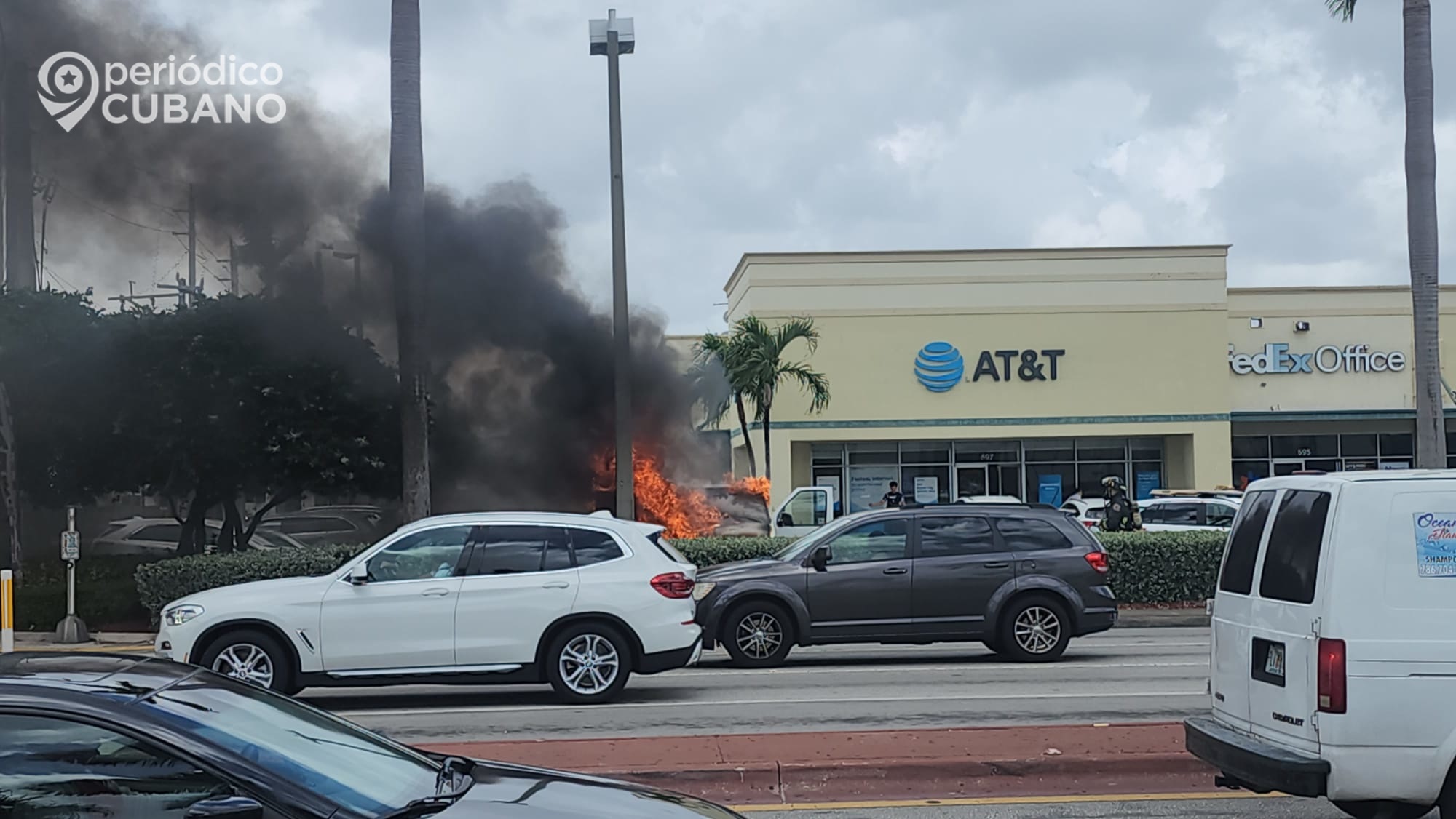 Vehículo estacionado se incendia en una plaza de la ciudad de Hialeah