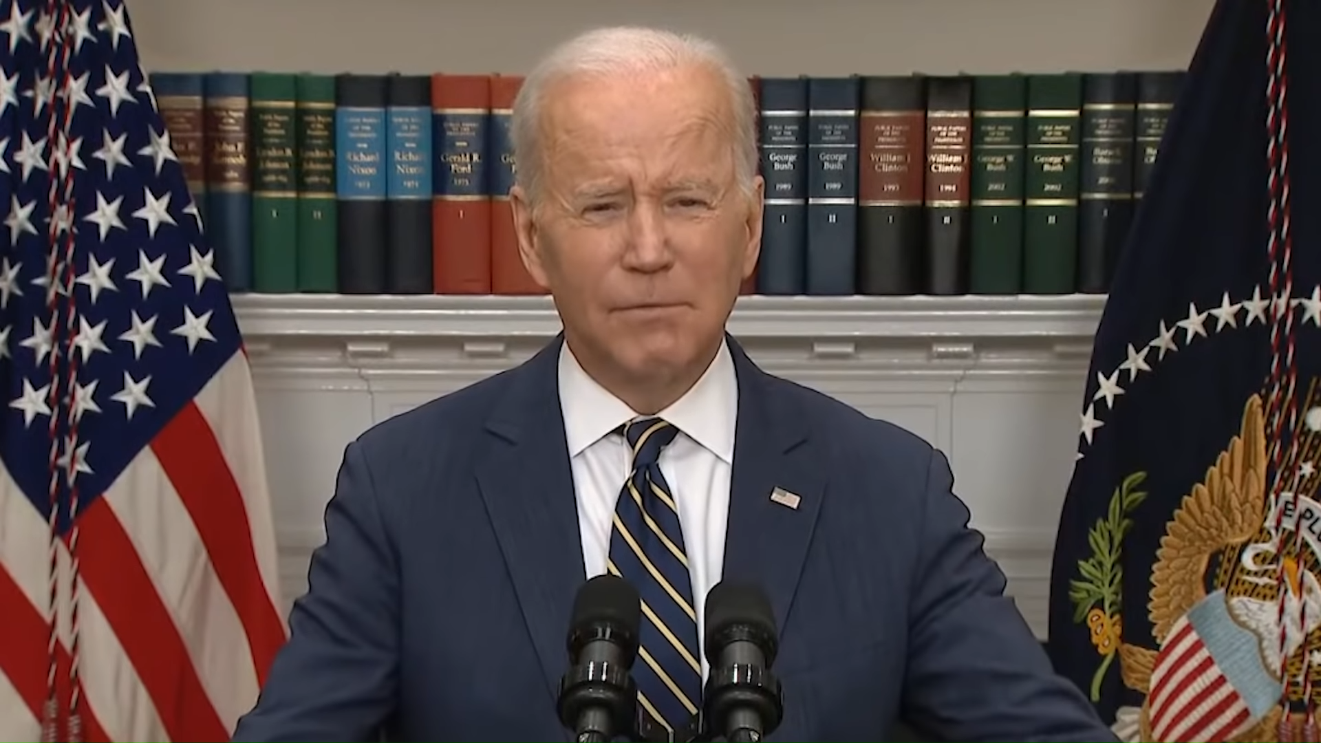 Aprobación de Biden cae al punto más bajo de su presidencia, según una encuesta de AP-NORC