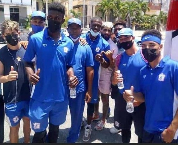 Equipo Industriales acude a donar sangre para las víctimas de la explosión en la Habana