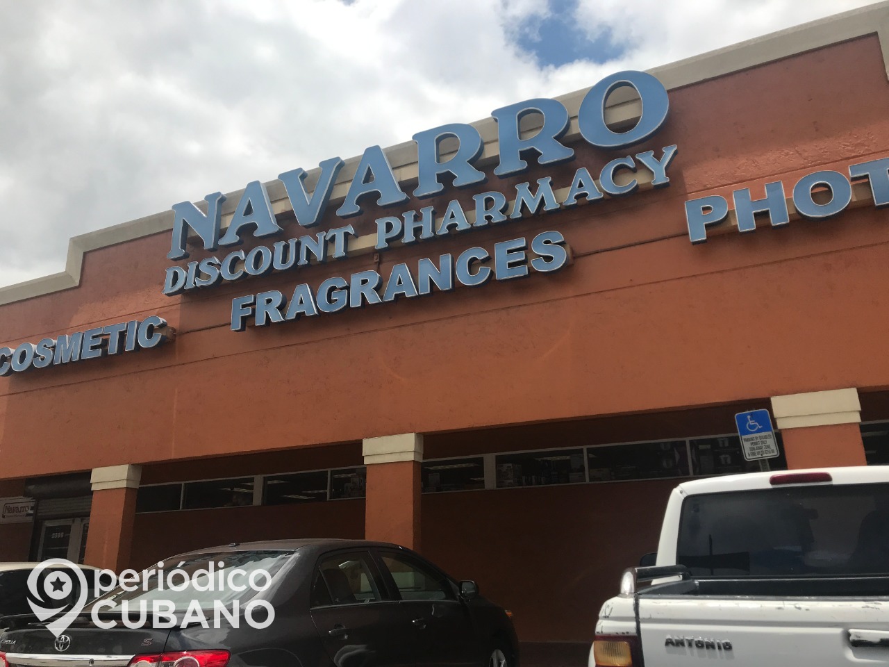 Latina gana 2.500 dólares por semana de por vida tras jugar lotería en una farmacia Navarro en Kendall