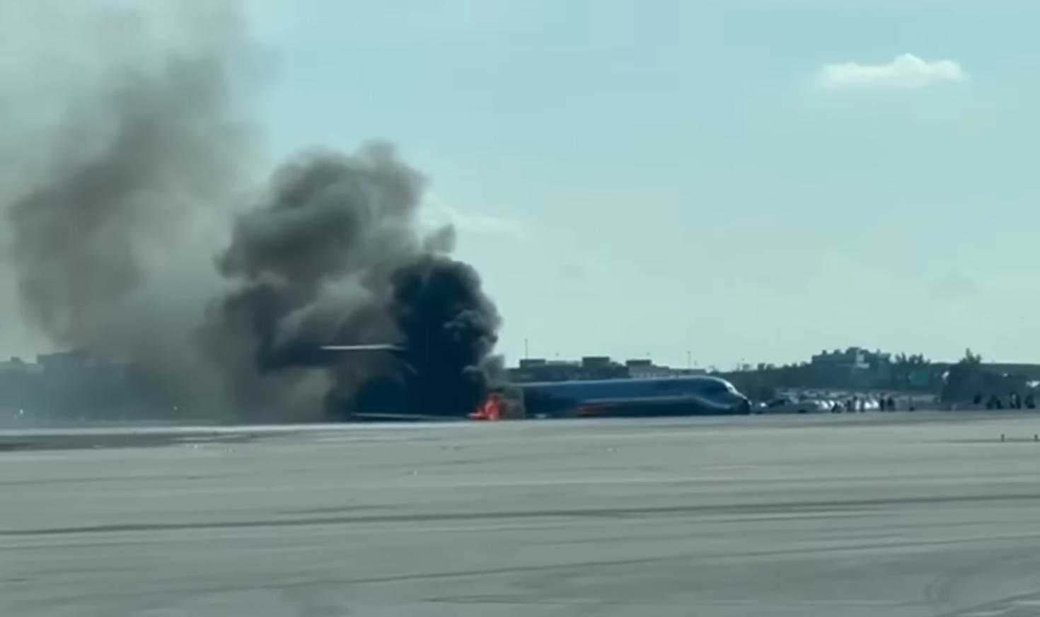 Avión aterriza de emergencia en el aeropuerto de Miami proveniente de República Dominicana (2)