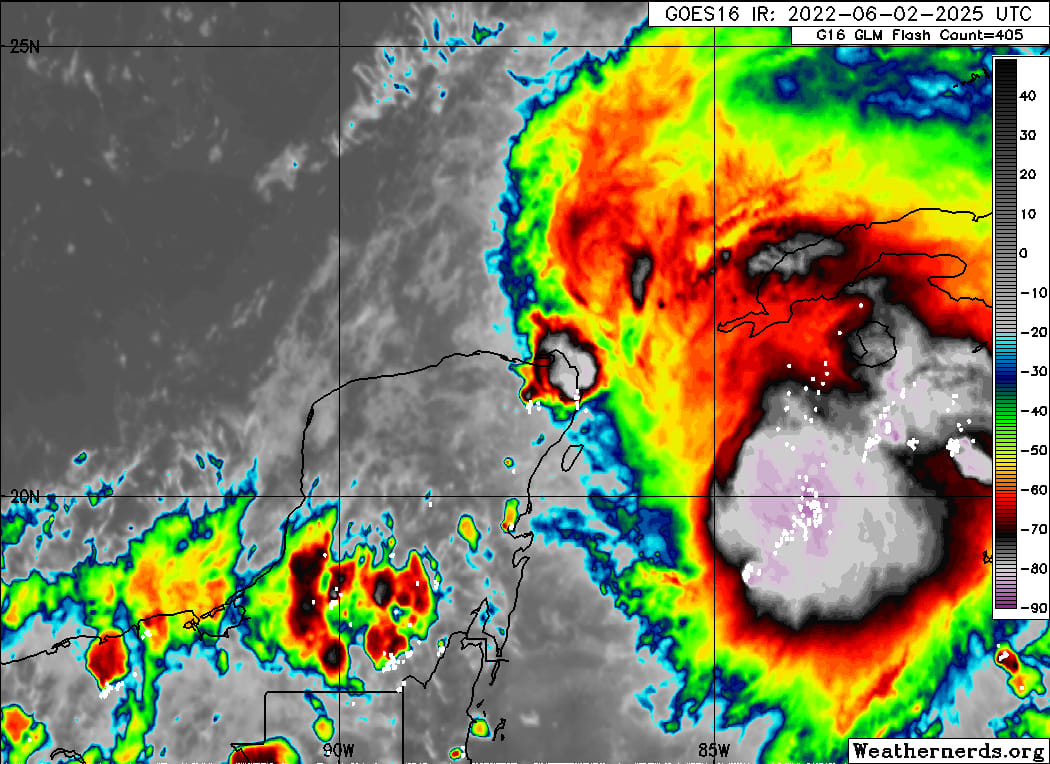 Centro Nacional de Huracanes emite primer aviso sobre la potencial tormenta tropical Alex2022 junio