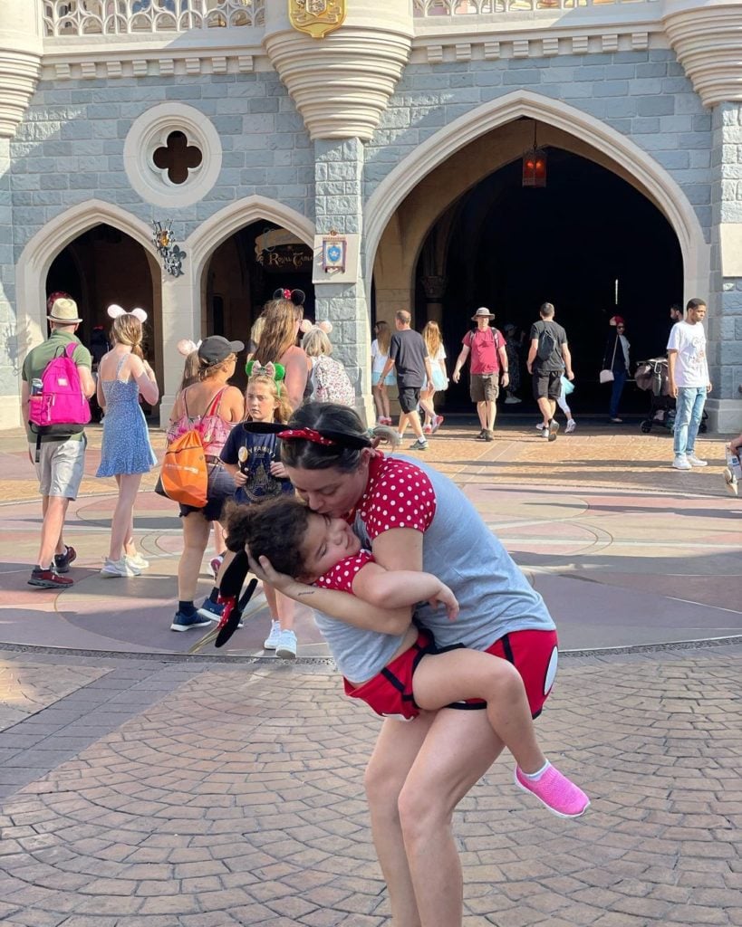 Claudia Valdés en Disney con su hija