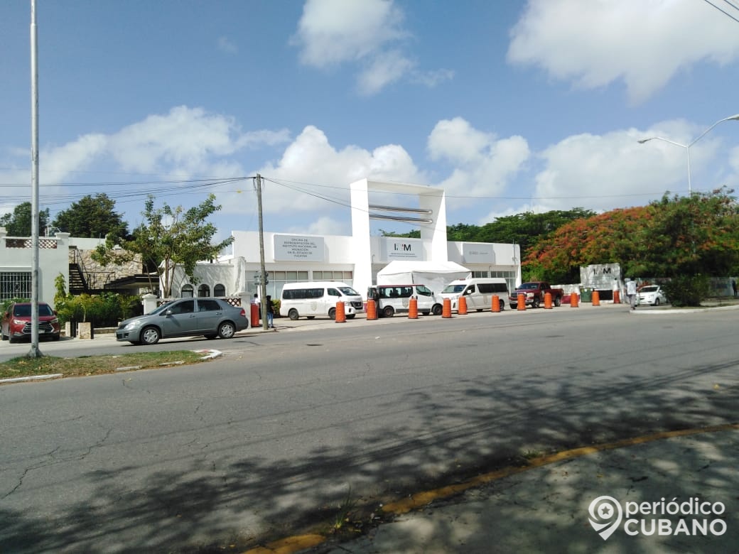 Cubanos en Mérida protestan frente al INM por la deportación de coterráneos con visa (1)