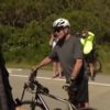 El presidente Joe Biden se cae de su bicicleta durante un paseo por la playa (1)