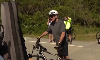 El presidente Joe Biden se cae de su bicicleta durante un paseo por la playa (1)