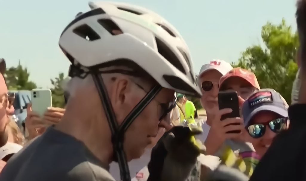 El presidente Joe Biden se cae de su bicicleta durante un paseo por la playa (2)