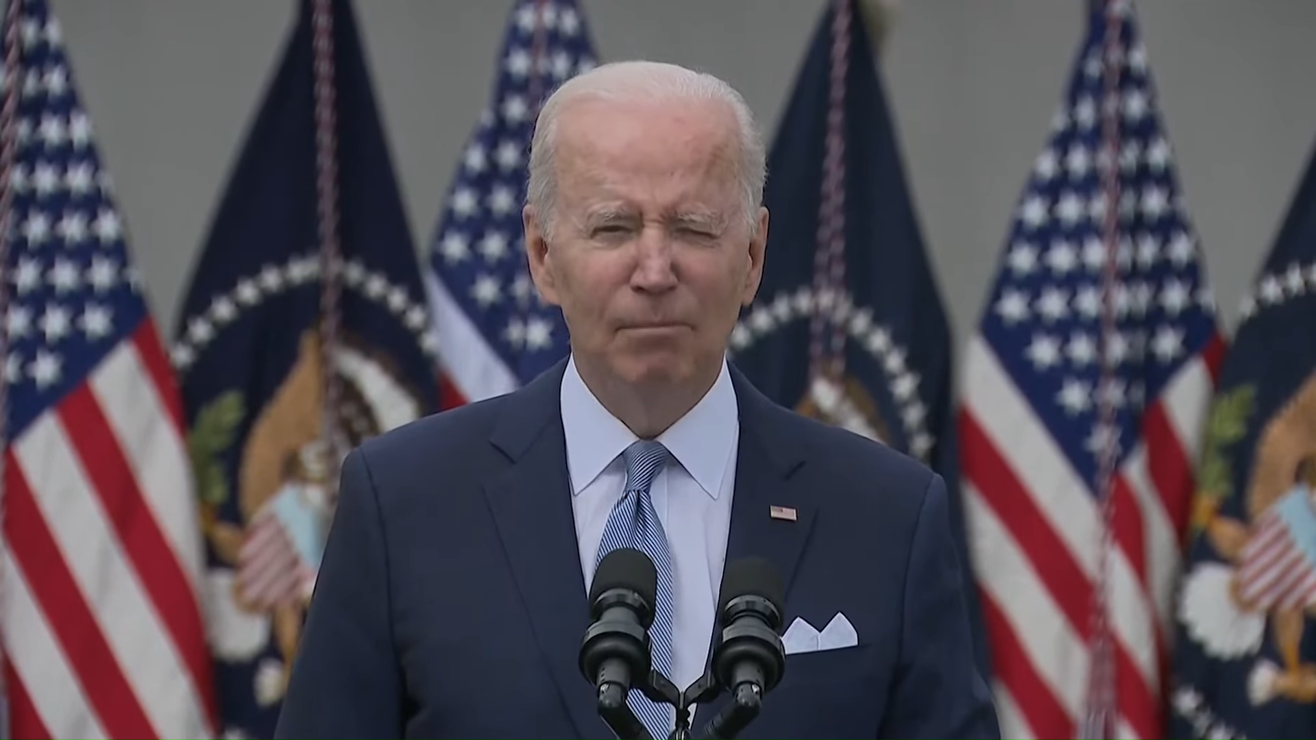 Índice de aprobación de Biden cae a mínimo histórico del 38%