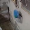Cubano hace funcionar un ventilador con agua en medio de los apagones