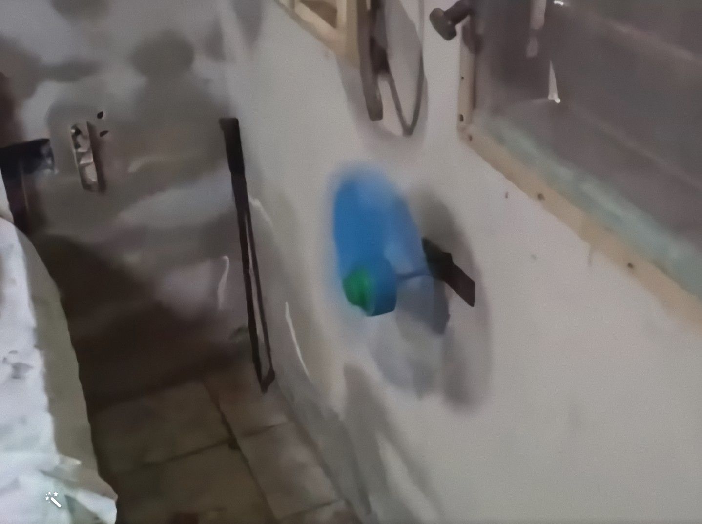 Cubano hace funcionar un ventilador con agua en medio de los apagones