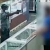 Hombre vestido como guardia de seguridad roba una tienda de celulares en Broward