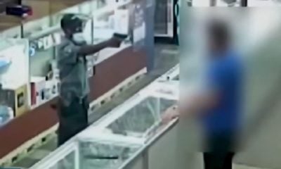 Hombre vestido como guardia de seguridad roba una tienda de celulares en Broward
