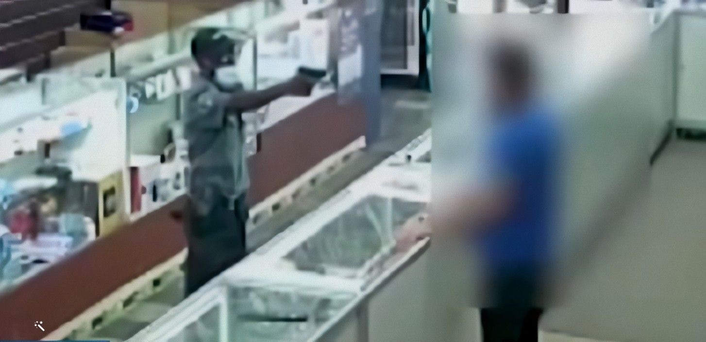 Hombre vestido como guardia de seguridad roba una tienda de celulares en Broward