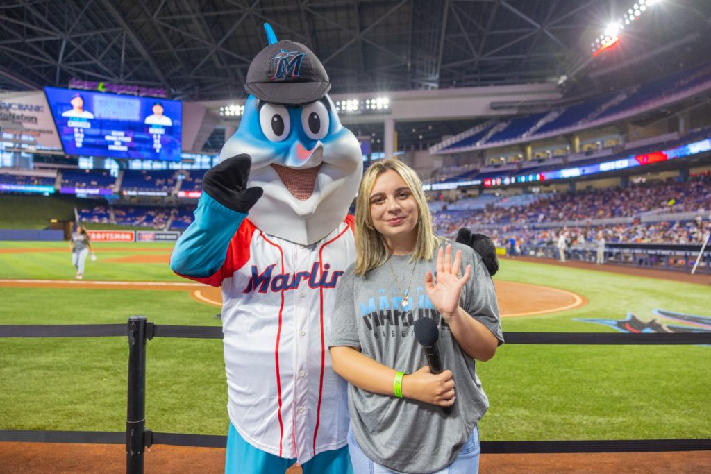 Kelly Centeno la joven cubana que cantó el himno de EEUU en el estadio de Los Marlins (1)