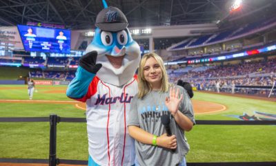 Kelly Centeno la joven cubana que cantó el himno de EEUU en el estadio de Los Marlins (1)