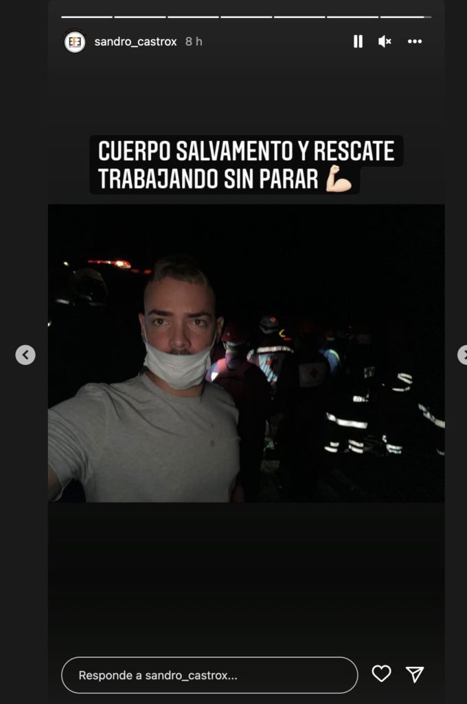 Sando Castro se hace selfies con cuerpo de bombero. (Captura de pantalla: Sandro Castro-Instagram))