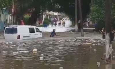 Bomberos de Arroyo Naranjo rescatan a un chofer atrapado