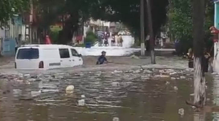 Bomberos de Arroyo Naranjo rescatan a un chofer atrapado